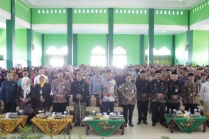 Foto Bersama Gebyar Mustahik Merdeka dengan Wakil Bupati Cilacap